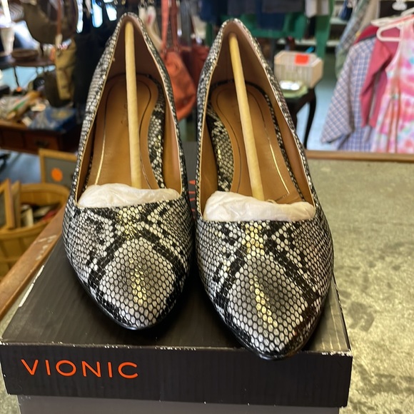 Vionic women's heels, size 7 wide style Madison MIA snake - Picture 2 of 6